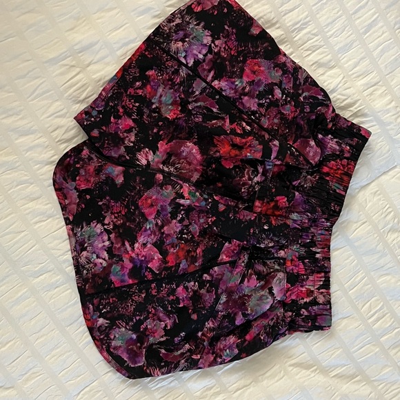 Lululemon tracker shorts 3” size 4 - Picture 2 of 2